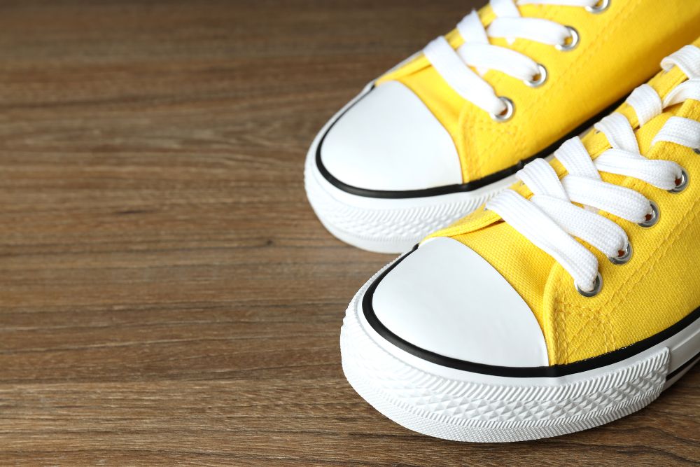 スニーカー　靴　黄色い靴