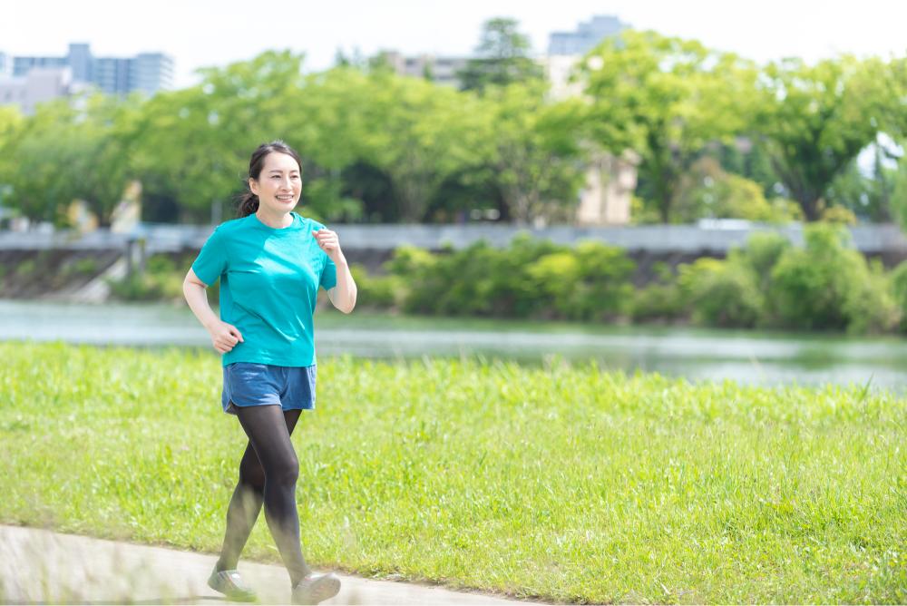 ウォーキングをする女性