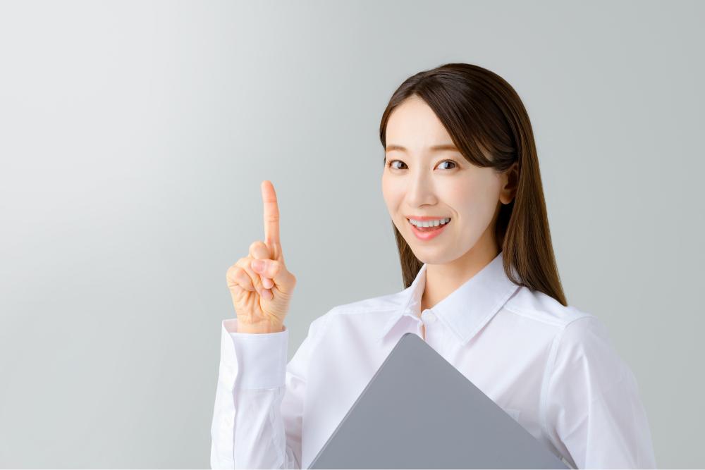 人差し指を立ててひらめく女性