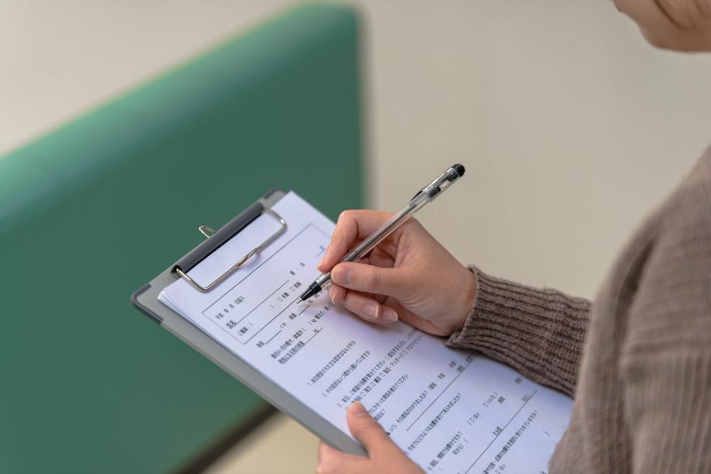 問診表を書く様子