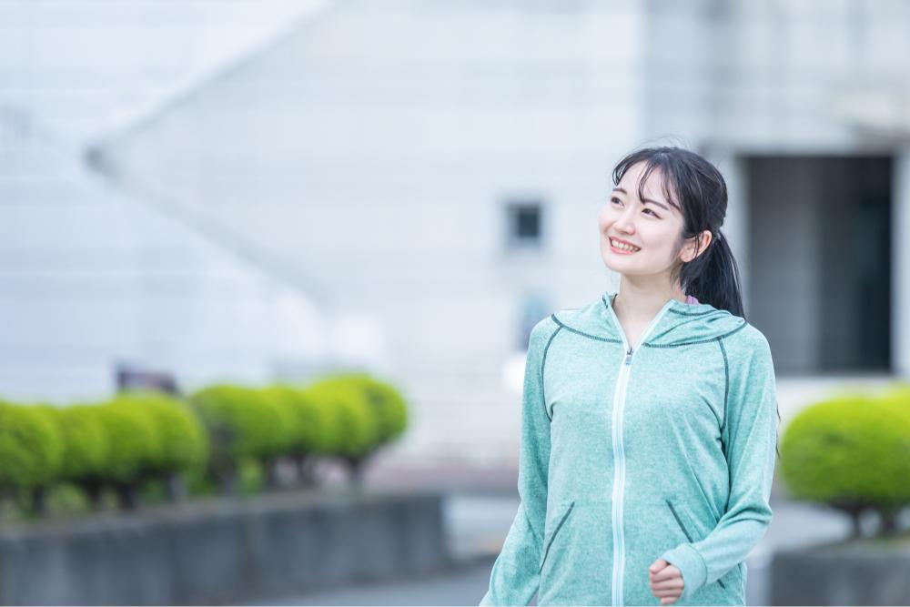 散歩をする女性